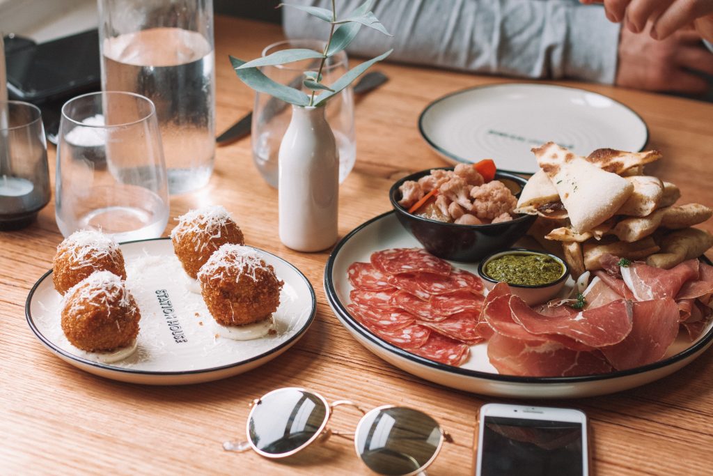 Spanish cuisine = Tapas