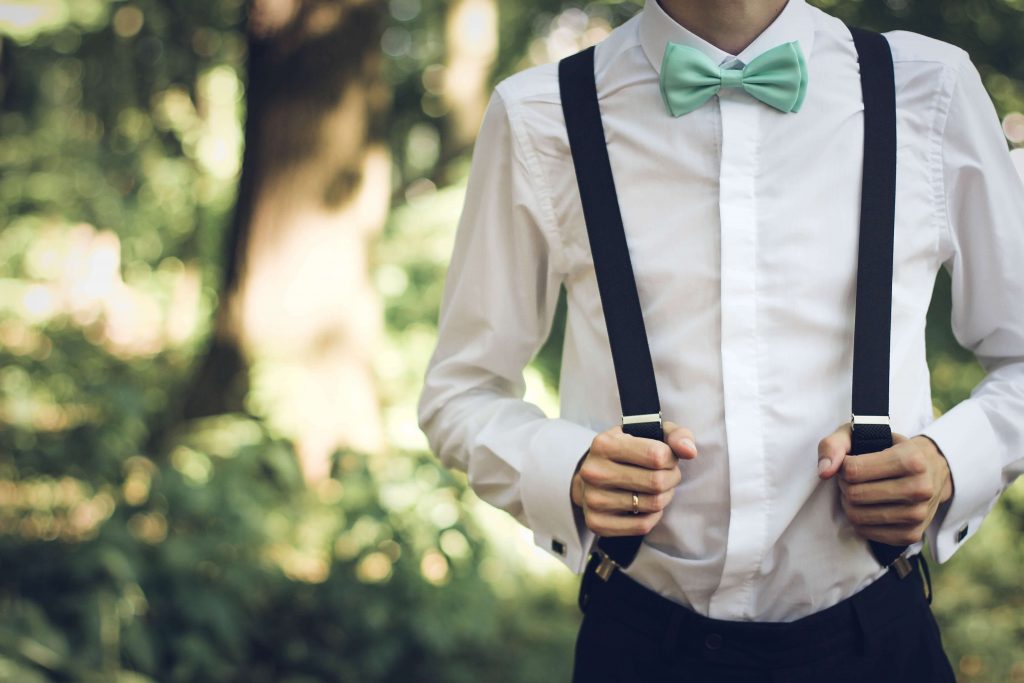 This French slang word and phrase comes from the old word for snapping your suspenders.